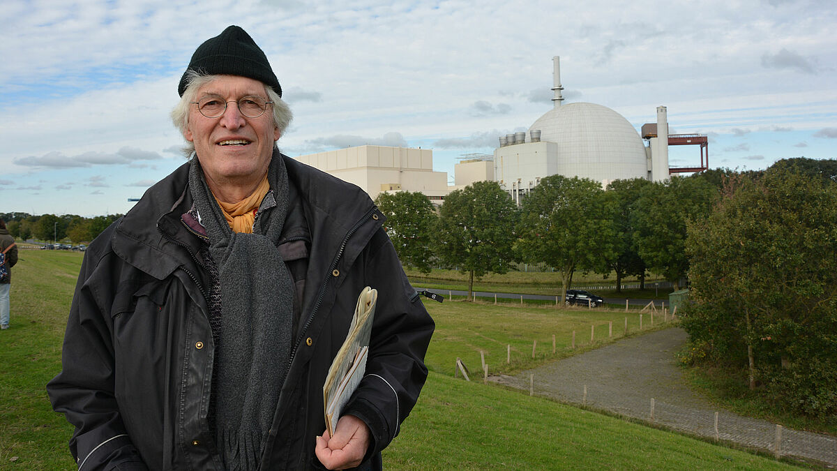 Pastor Hans-Günter Werner vor dem Atomkraftwerk in Brokdorf. 