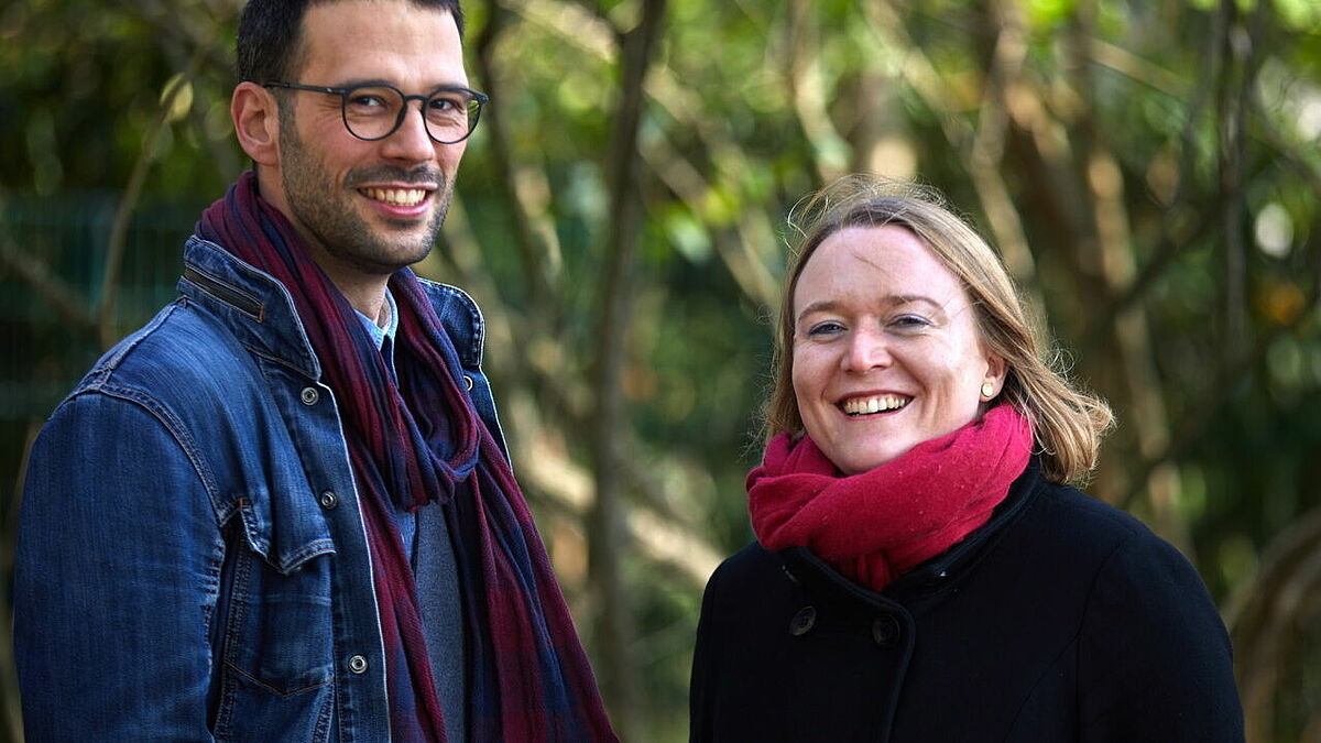 Dennis Bock und Pastorin Emilia Handke vom Werk "Kirche im Dialog" der Nordkirche.