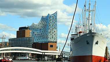 Hamburger Hafen mit Elbphilharmonie und Schiff im Vordergrund 