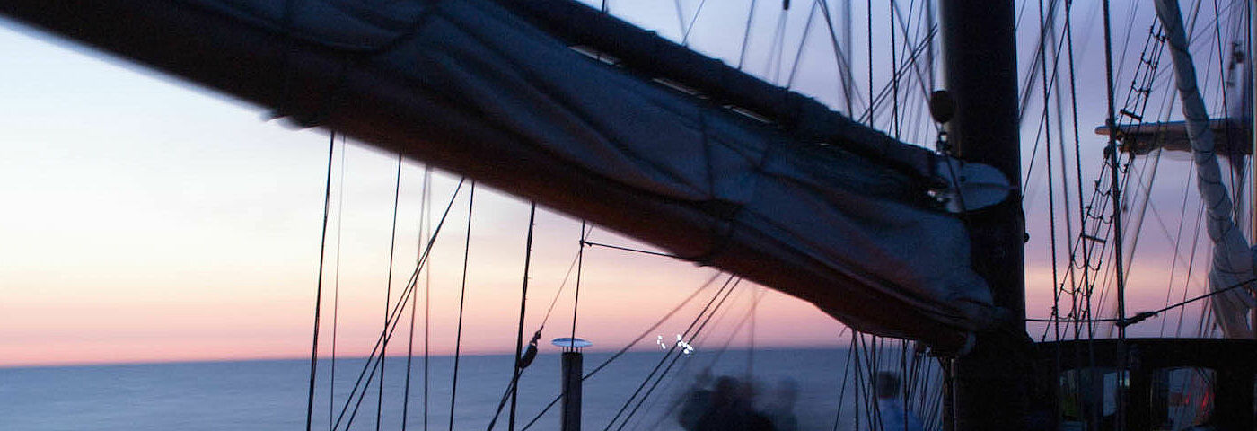 An Bord des Nordkirchenschiffs im Sonnenaufgang.