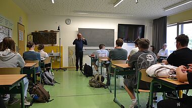 Bischof Jeremias in der Fleesenseeschule in Malchow 