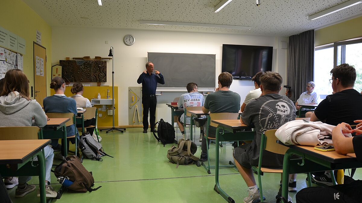 Bischof Jeremias stellt sich den Fragen der Schülerinnen und Schüler: Die Jugendlichen sprechen an, was ihnen wichtig ist und was sie an der Kirche interessiert. Eine Frage: Warum macht die Kirche nicht mehr Werbung? 