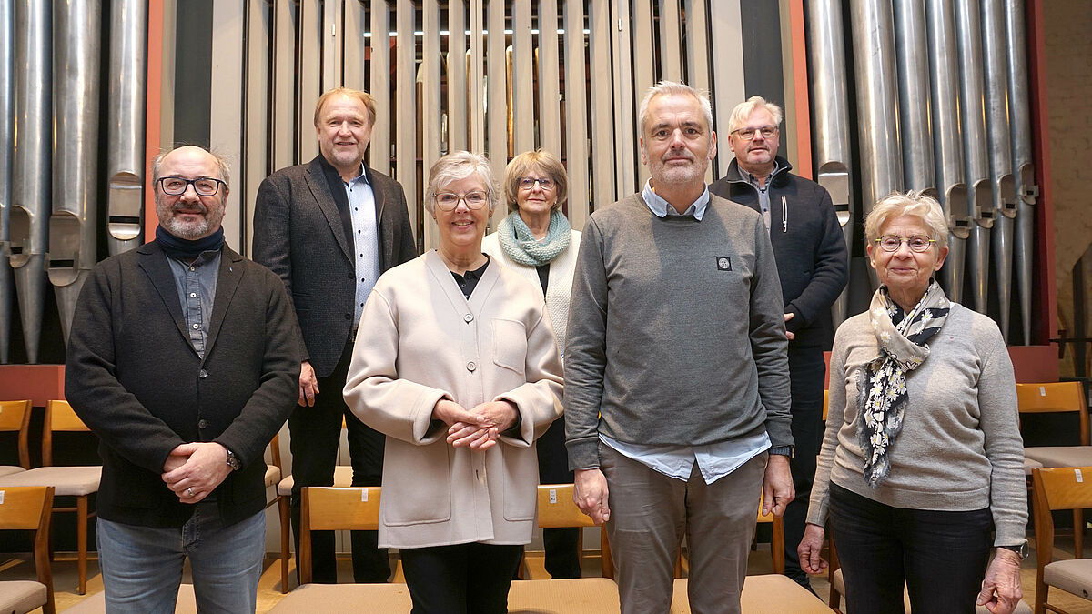 Das Gruppenfoto zeigt die Mitglieder der Arbeitsgruppe, den Vorsitzenden des Kirchengemeinderats sowie die Schirmherrschaften. Von links: Karsten Struck, Rainer Karstens, Juliane Rumpf, Randi Melander, Andreas Breitner, Volker Linhardt und Ulrike Taege.