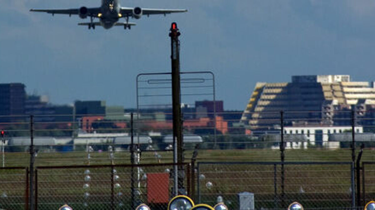 Landeanflug auf den Flughafen Hamburg-Fuhlsbüttel