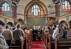 Bischof Tilman Jeremias führt Anna von Roenne als Prädikantin in der Rostocker Heilgeistkirche ein