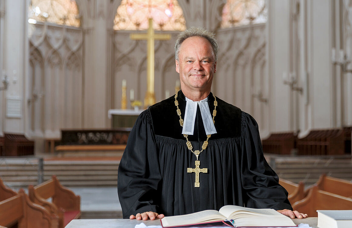 Bischof Jeremias am Altar im Greifswalder Dom