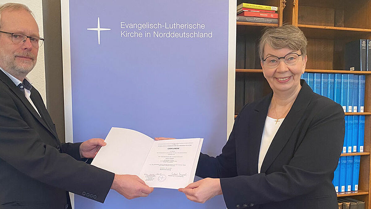 Seit 2010 leitete Ulrich Tetzlaff das Dezernat Dienst der Pastorinnen und Pastoren im Kieler Landeskirchenamt. Von Landesbischöfin Kristina Kühnbaum-Schmidt erhielt er nun seine Entpflichtungsurkunde