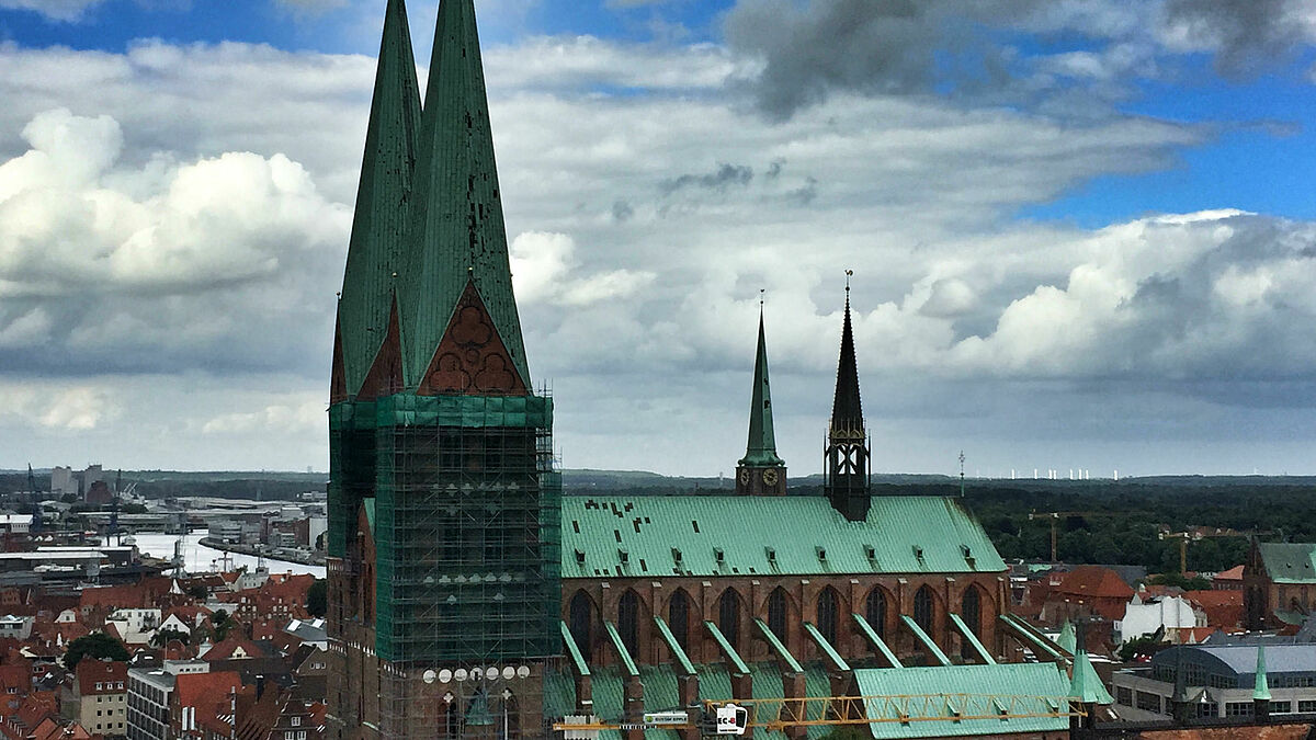 Seit mehreren Jahren sind die Türme von St. Marien zu Lübeck aus Sicherheitsgründen eingerüstet.