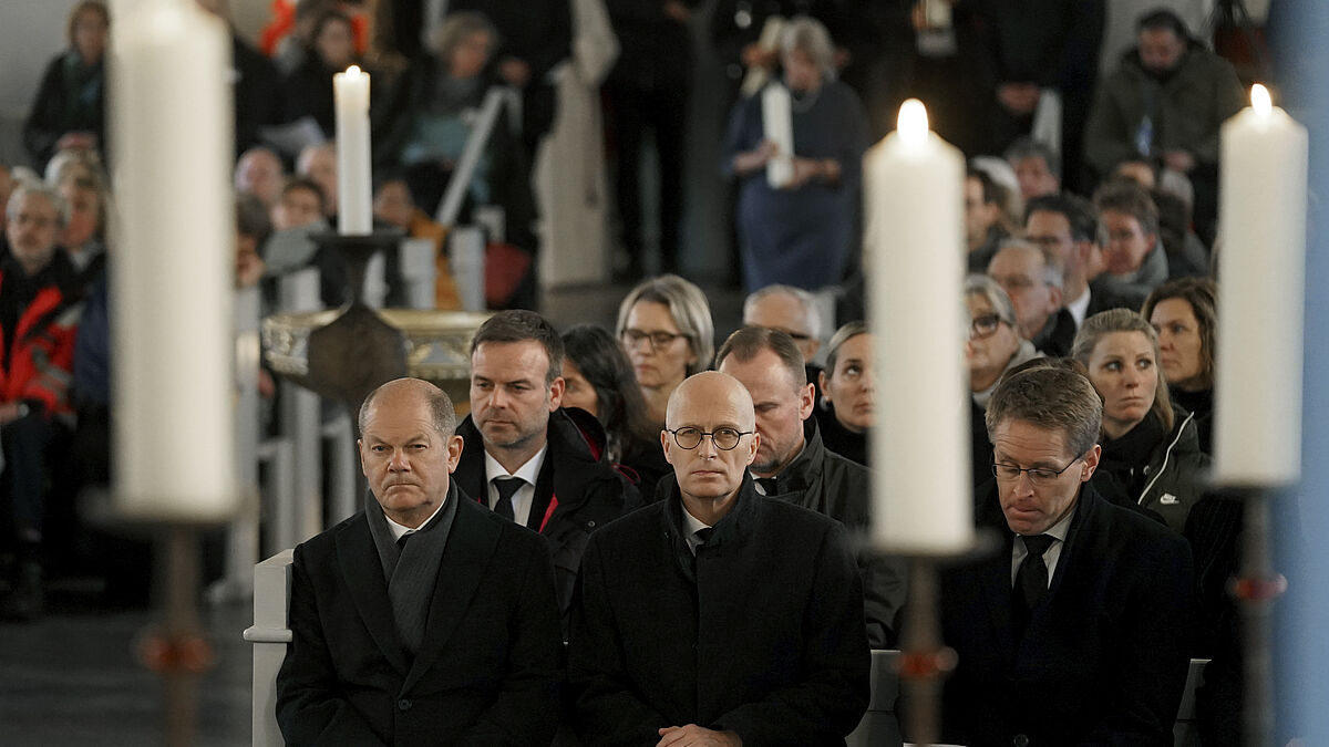 Hunderte Menschen kamen zum ökumenischen Gottesdienst am Sonntag (5.Februar 2023) für die Opfer, Verletzten und Angehörigen der Gewalttat in einer Regionalbahn bei Brokstedt in der Vicelinkirche am Kleinflecken in Neumünster. Unter Ihnen auch zahlreiche Politiker. (Foto: erste Reihe von li. nach re.: Bundeskanzler Olaf Scholz (SPD); Peter Tschentscher (SPD), Erster Bürgermeister von Hamburg; Daniel Günther (CDU), Ministerpräsident von Schleswig-Holstein) 