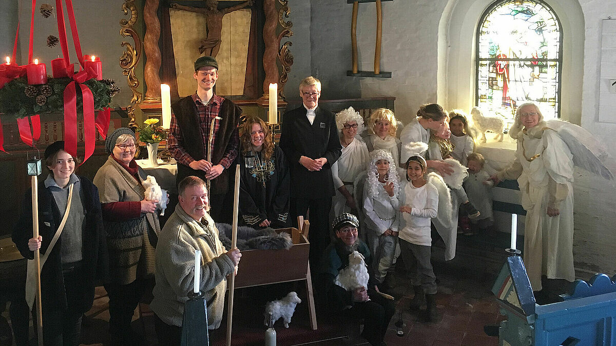 In der kleinen Kirche auf der Hallig Hooge wird das weihnachtliche Krippenspiel vorbereitet.