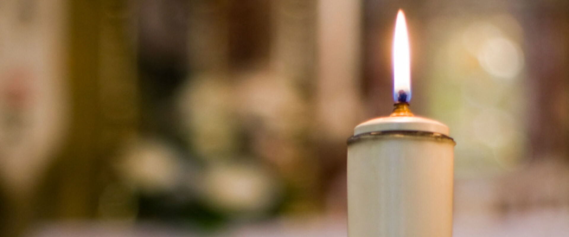 In the church Altarkerze (Symbolbild).