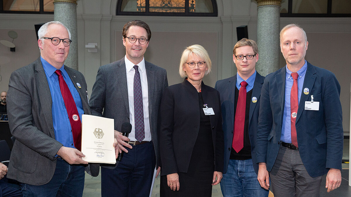 Übergabe des Förderbescheids für die "Himmlische Energie" in Dithmarschen: Pastor Heiner Wedemeyer (v.l.), Bundesverkehrsminister Andreas Scheuer, Bundestagsabgeordnete Astrid Damerow, Kirchenkreis-Klimamanager Martin Jürgens und  Pastor Jörg Ostermann-Ohno (Hamburg)