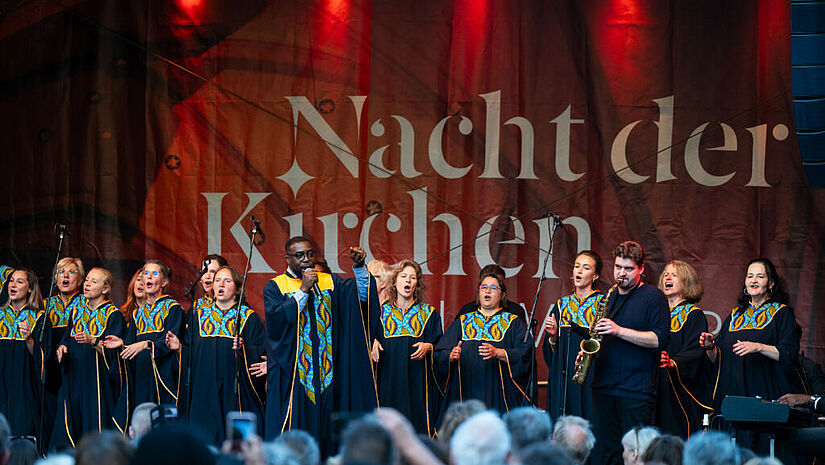 Die Gospel Ambassadors auf der Bühne in der Spitaler Straße am Mönckebergbrunnen. 