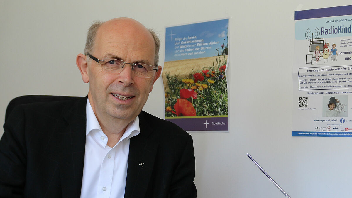 Auch Bischof Gothard Magaard hört gerne zu bei der ökumenischen KinderRadioKirche Rakiki aus Kiel.