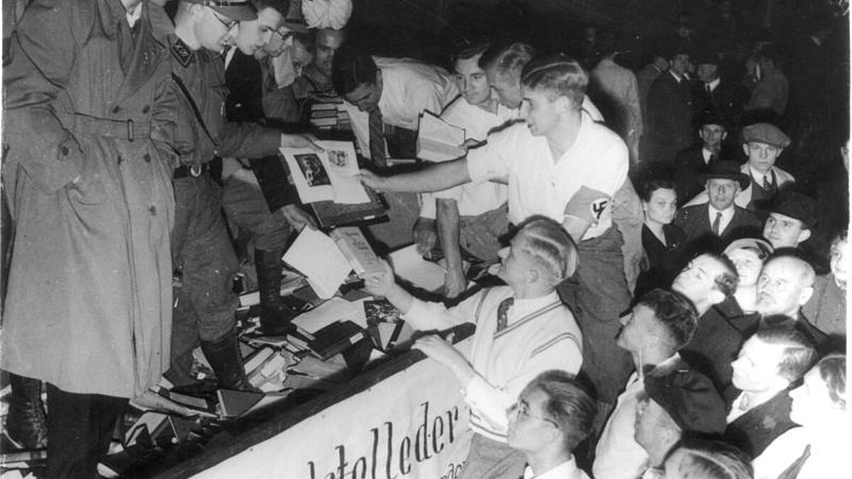 Bücherverbrennung durch die Hitlerfaschisten am 10.5.1933 in Hochschulstädten Deutschlands. Foto: Bundesarchiv