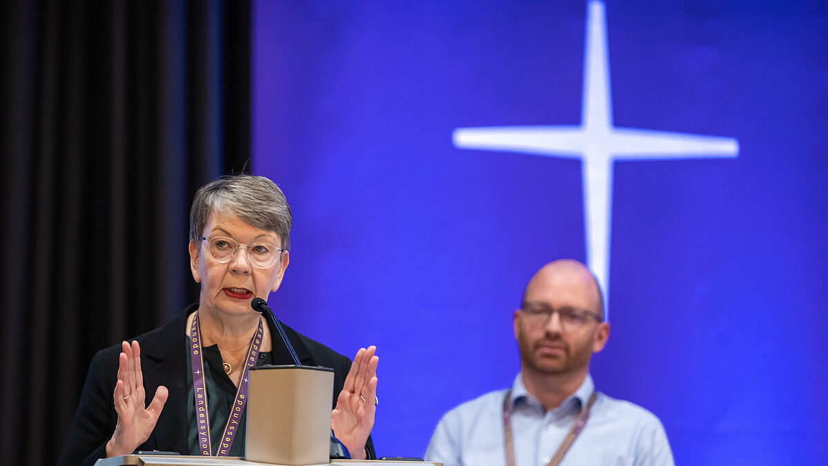 Brachten den Bericht zur Digitalstrategie ein: Landesbischöfin Kristina Kühnbaum-Schmidt und Kirchenleitungsmitglied Arne Gattermann. Foto: Tim Riediger / Nordkirche