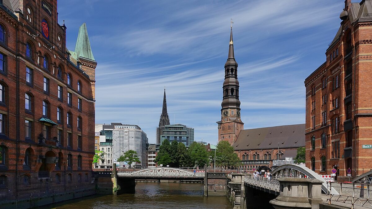 Blick über den Fleet auf die Hamburger Hauptkirche St. Katharinen