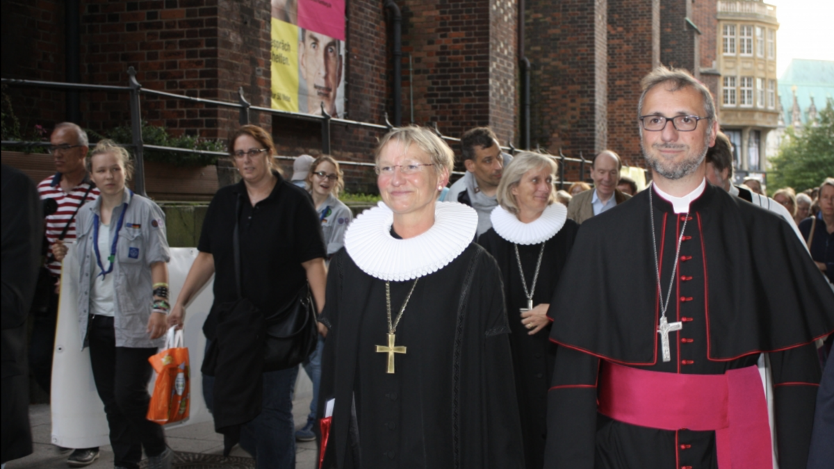 Bischöfin Kirsten Fehrs (v.M.) und Pröpstin Ulrike Murmann (h.M.) mit Erzbischof Dr. Stefan Heße und weiteren Teilnehmern bei der Eröffnung der Nacht der Kirchen 2018 ©NdKH