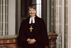 Landesbischöfin Kristina Kühnbaum-Schmidt warnt in ihrer Weihnachtsbotschaft vor falschen Heilsversprechen und ruft zu Mitmenschlichkeit und Hoffnung auf