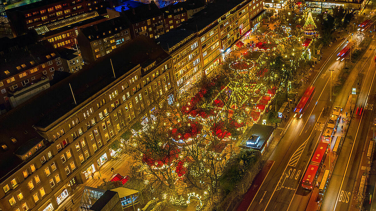 Der Weihnachtsmarkt in Kiel lockt  viele Besucher und Besucherinnen in die Innenstadt. Auch die Kirche ist mit einer eigenen Hütte vertreten.