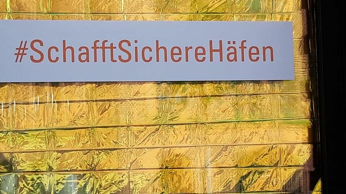 Protest für sichere Häfen in Deutschland am Ökumenischen Forum Hafencity in Hamburg.