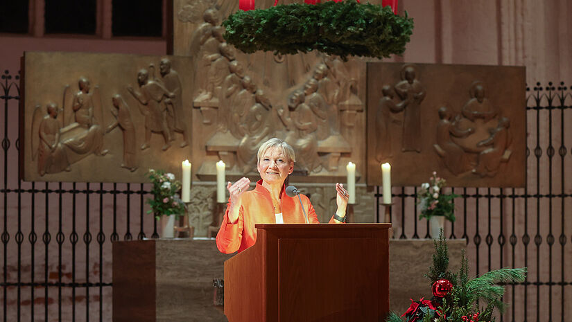 Bischöfin Kirsten Fehrs unter dem Adventskranz