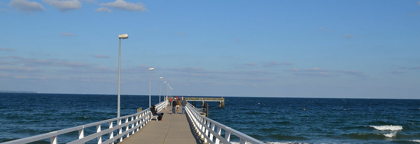 Die Seebrücke am Timmendorfer Strand bei Wellengang.