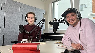 Almut Buchholz und Jaan Thiesen im Podcast-Studio des Kirchenkreises Lübeck-Lauenburg. 