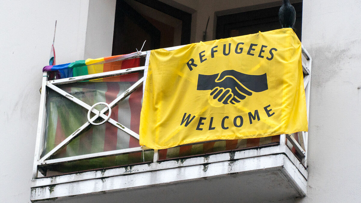 "Refugees welcome": Die Flagge setzt ein Zeichen der Solidarität mit Geflüchteten. 