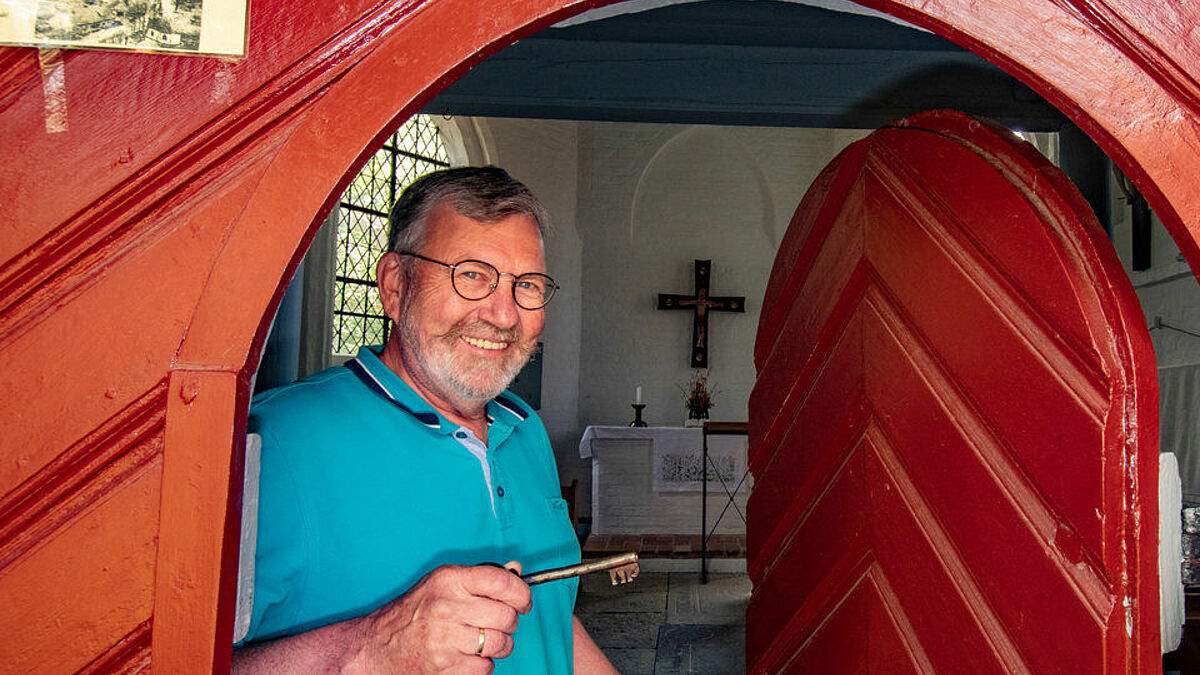 Andreas Roxin ist ehrenamtlicher Küster in der Wegekapelle und bereitet das Gotteshaus für die plattdeutschen Andachten und andere Veranstaltungen vor. Es soll mit Leben gefüllt werden, sagt er. 