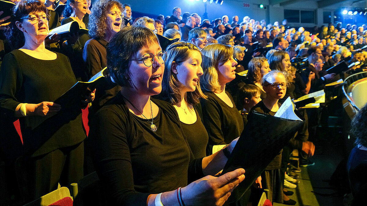 Rund 2000 Sänger und Sängerinnen haben bei der Aufführung des Chormusicals "Martin Luther King" zum Kirchentag in Dortmund mitgewirkt.