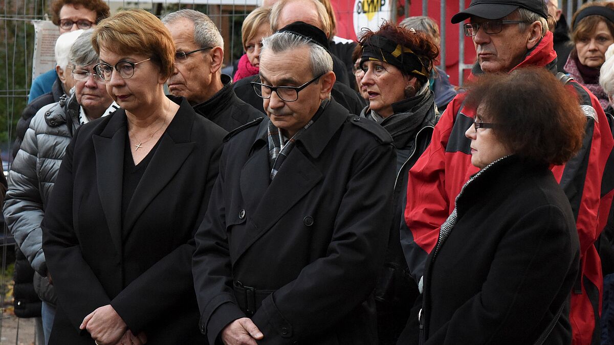 Landesbischöfin Kristina Kühnbaum-Schmidt (li.) mit Alexander Olschanski, Vorsitzender der Jüdischen Gemeinde Lübeck, bei der Mahnwache vor der Synagoge in Lübeck.