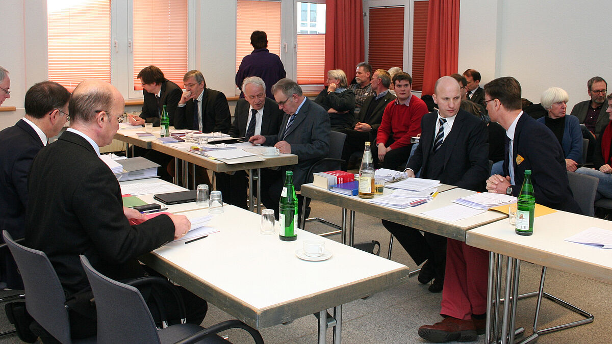 Das unabhängige Kirchengericht der Nordkirche verhandelt über Amtszeitverlängerung von Bischof Abromeit in Hamburg.