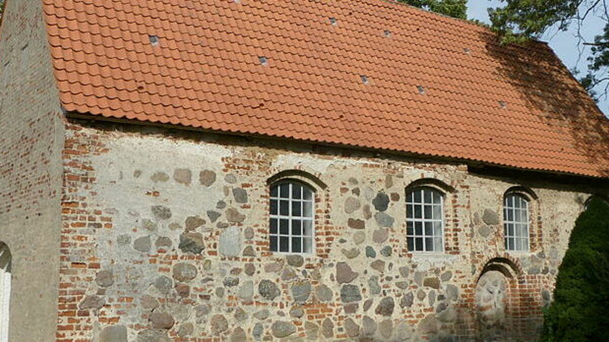 Die Dorfkirche in Wolkwitz im Landkreis Mecklenburgische Seenplatte ist eine von mehreren Kirchen entlang des 28 Kilometer langen Marien-Pilgerpfads. Die ältesten Bauteile der Kirche stammen wahrscheinlich aus dem 13. Jahrhundert – einige Berühmtheit erlangte sie wegen ihrer hölzernen Madonna. 