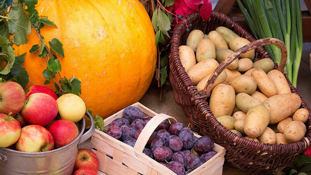 Traditionell werden die Altäre im Herbst zum Abschluss der Ernte mit Feldfrüchten festlich geschmückt. 