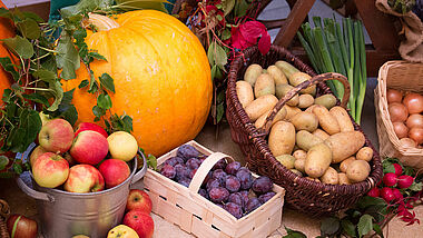 Traditionell werden die Altäre im Herbst zum Abschluss der Ernte mit Feldfrüchten festlich geschmückt. 