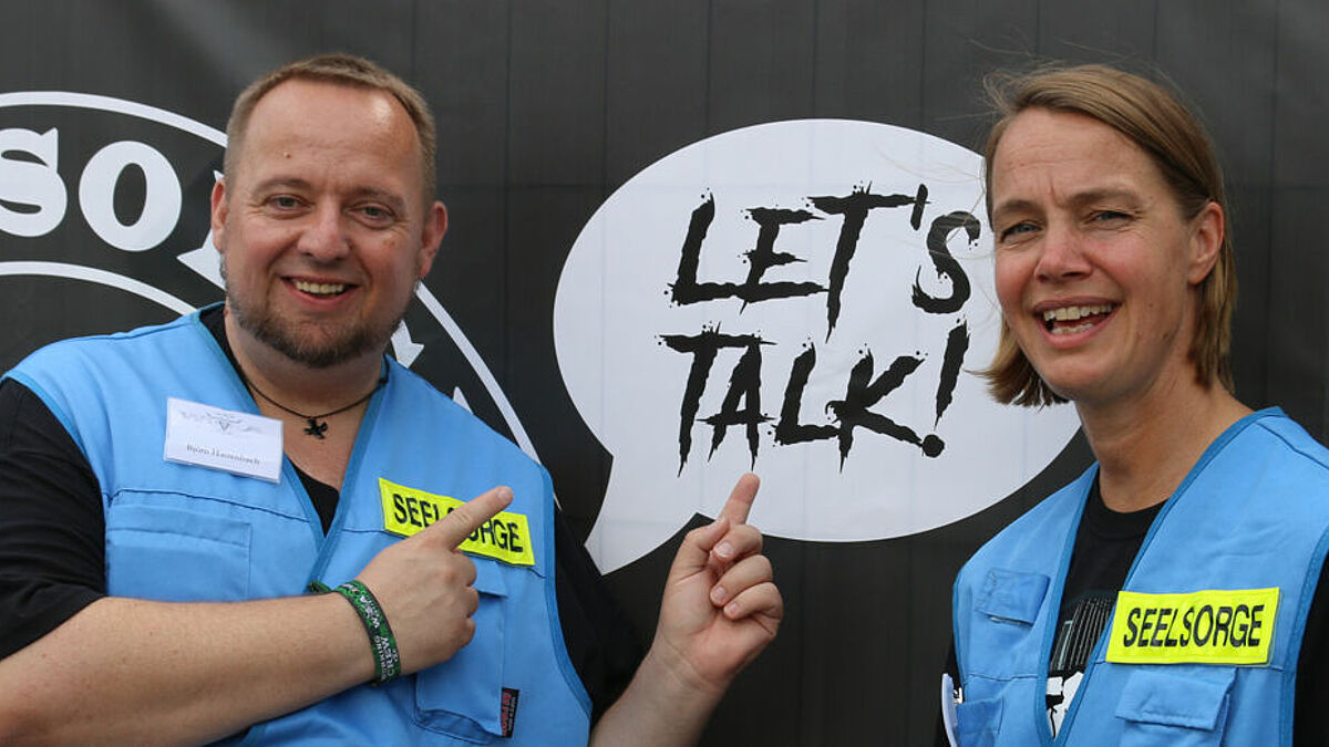 Festivalseelsorger auf dem Wacken Open Air 2019: Björn Hattenbach, Diakon im Jugendwerk im KK Alt-Holstein, und Landesjugendpastorin Annika Woydack