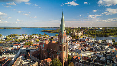 Luftaufnahme der Stadt Schwerin mit Dom und Schloß.