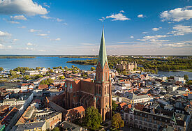 Luftaufnahme der Stadt Schwerin mit Dom und Schloß.