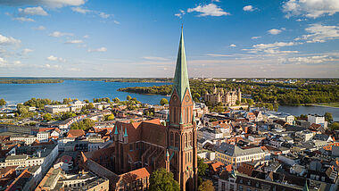 Luftaufnahme der Stadt Schwerin mit Dom und Schloß.