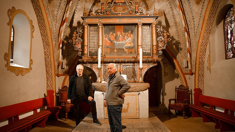Kirchengemeinderat Klaus Blamüser und Architekt Gerhard Hinrichs im Chorraum der Kirche in Drelsdorf