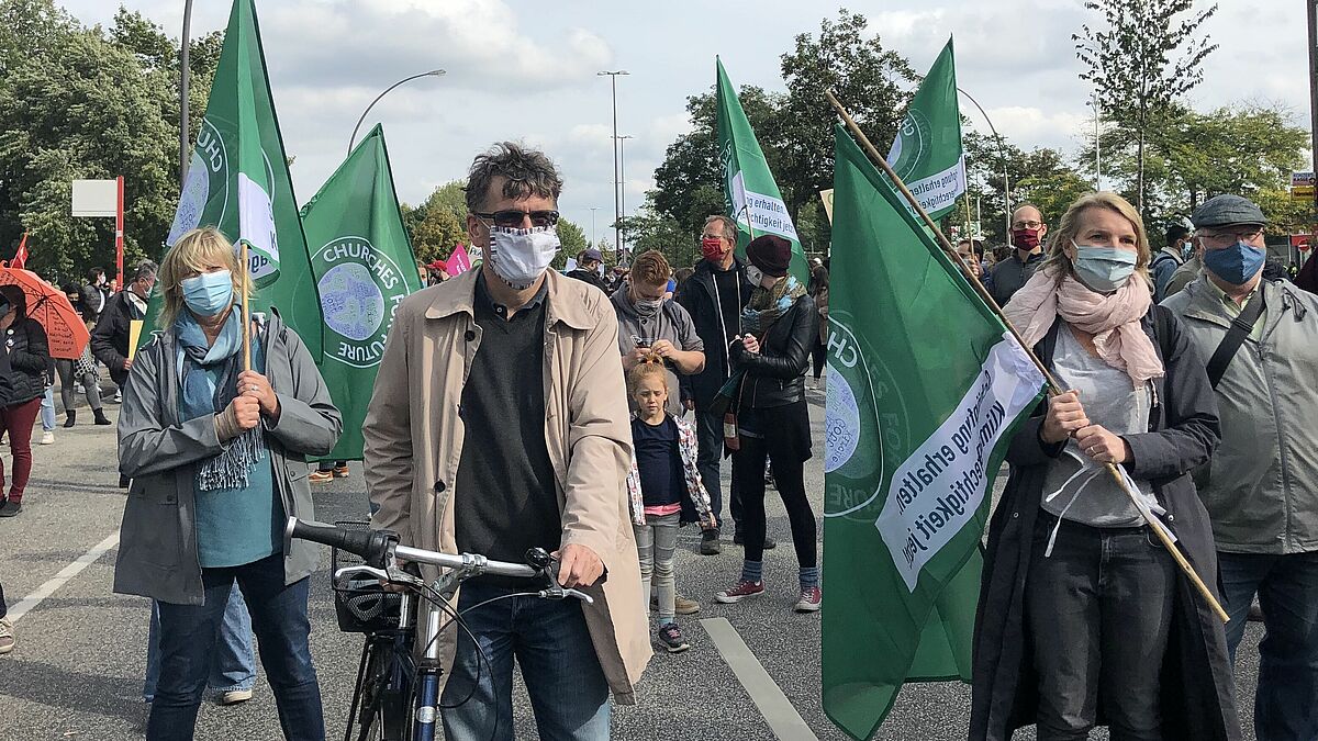 Bei der Klimademo in Hamburg mit dabei: Propst Axel Matyba (mit Fahrrad) und Umweltpastor Jan Christensen (rechts). 