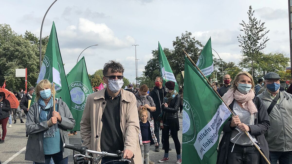 Klimaschutz heißt die Schöpfung bewahren. In Hamburg gingen deshalb auch Vertreter der Nordkirche auf die Straße (Archivbild). 