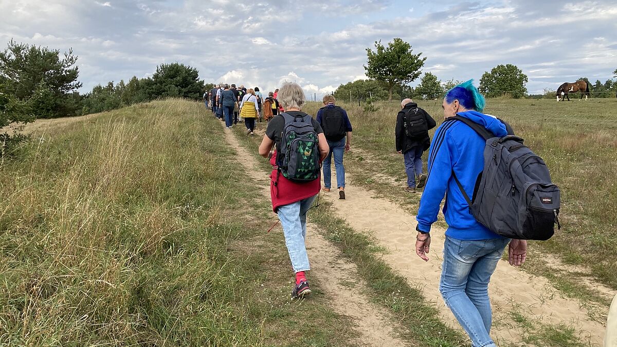 Die Synode pilgert durch die Palinger Heide. 