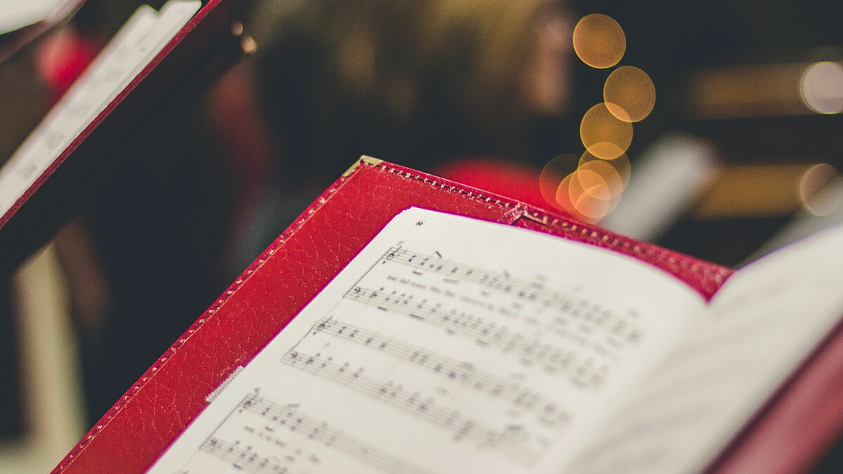 Am 4. Advent wird es stimmungsvoll: Der Posaunenchor der Kirchenhütte spielt auf dem Weihnachtsmarkt die besten Adventslieder. Noten zum Mitsingen liegen bereit. 