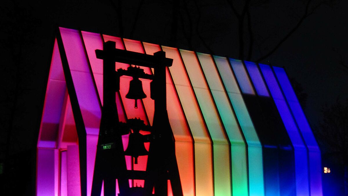 Die aus Holzbalken und durchscheinendem Plexiglas errichtete mobile "LichtKirche" ist zum 25. Jahrestag der Deutschen Einheit in Frankfurt am Main aufgebaut