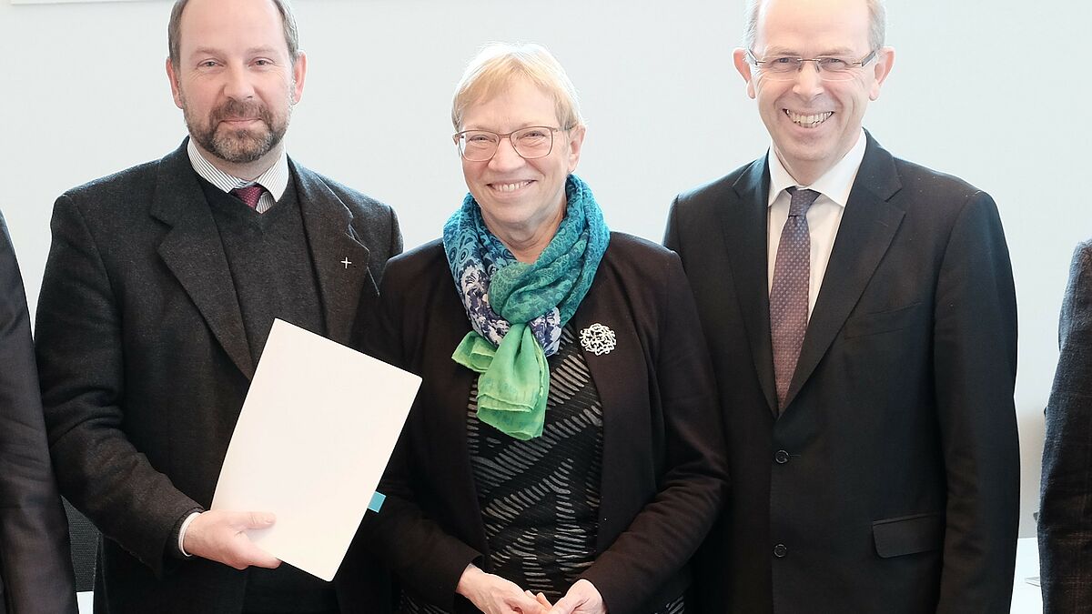 Propst Dr. Andreas Crystall aus dem Kirchenkreis Dithmarschen, Kulturministerin Anke Spoorendonk und Bischof Gothard Magaard (v.l.n.r.) 