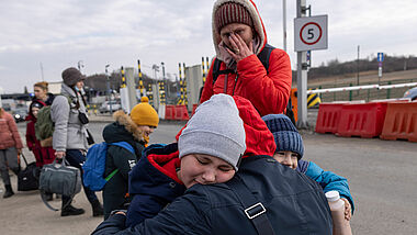 Die Zahl der in Deutschland ankommenden Kriegsflüchtlinge aus der Ukraine steigt weiter. Hier am polnisch-ukrainischen Grenzübergang Medyka werden die Flüchtlinge mit warmen Essen und Kleidung versorgt. Von hier aus werden sie mit Bussen weitergeleitet.