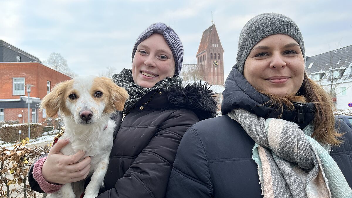 Lisa Grimm (links) engagiert sich seit vielen Jahren in der Kirchengemeinde in Kücknitz. Pastorin Laura De Jager freut sich auf die Zusammenarbeit im neuen Kirchengemeinderat.