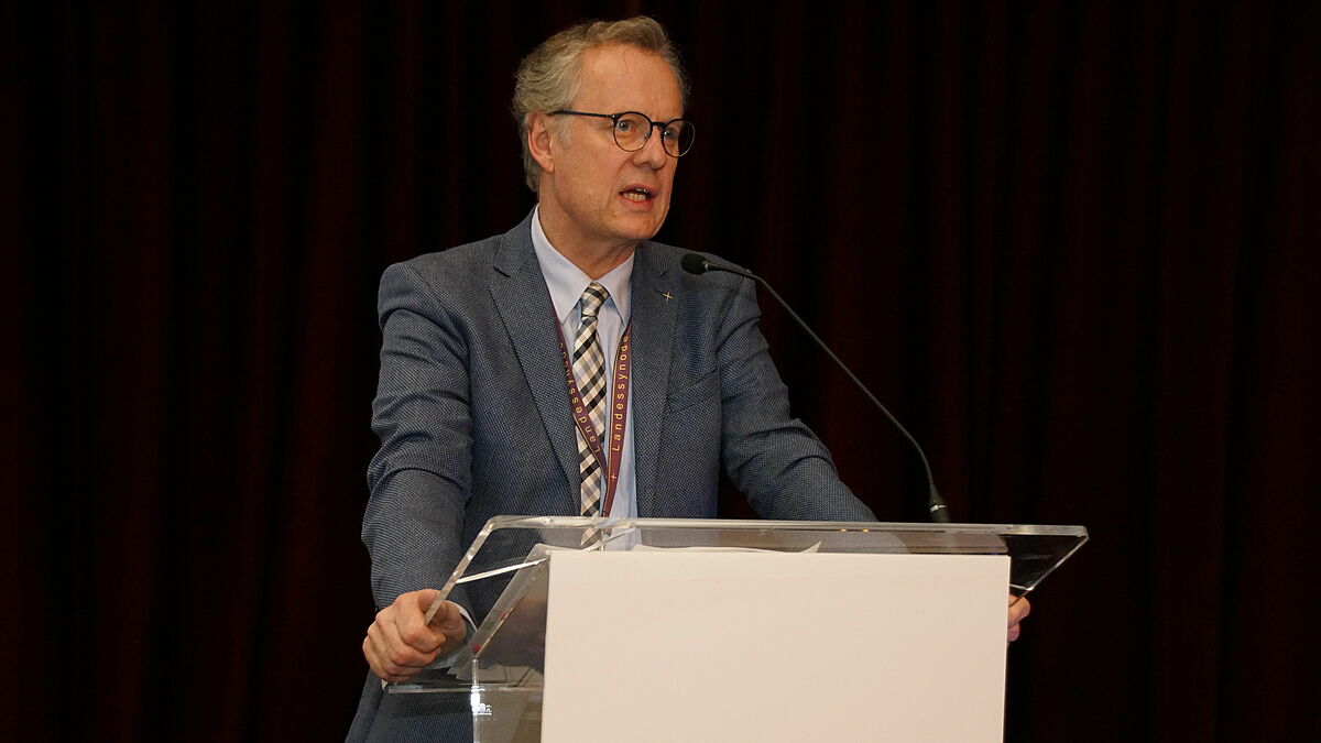 Propst Dr. Karl-Heinrich Melzer bei der Erläuterung des Kirchengesetzes vor der Synode, Foto: Döllefeld/Nordkirche